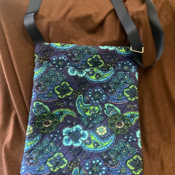 New Crossbody Quilted Purse w/ Multiple Zippered Pockets, adjustable strap - Picture 4 of 7